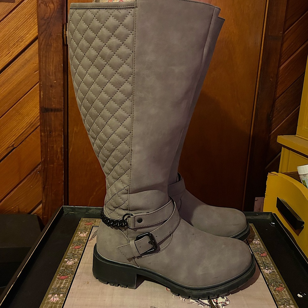 LUOIKA Women’s extra wide Calf Knee Hi Wide Width Gray Quilted Knee-High Boots